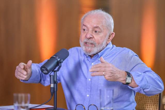 Lula assina decreto que aumenta IPI de armas de fogo