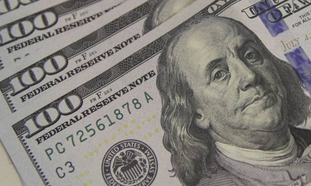 Dólar cai para R$ 4,89 e bolsa tem maior alta em 6 meses