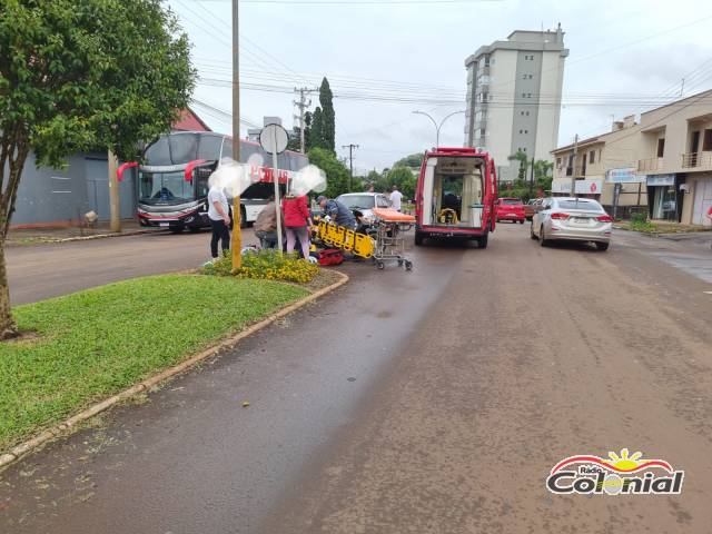 Mulher fica ferida em acidente entre carro e moto no Centro de Três de Maio