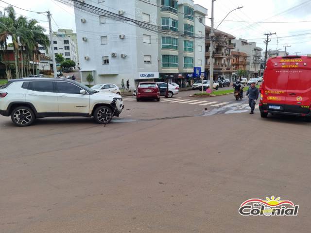 Acidente envolve três veículos no Centro de Três de Maio