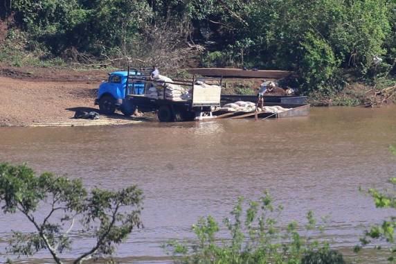 Grupo suspeito de movimentar R$ 3,5 bilhões em contrabando de soja, milho e agrotóxicos é alvo de ofensiva da PF