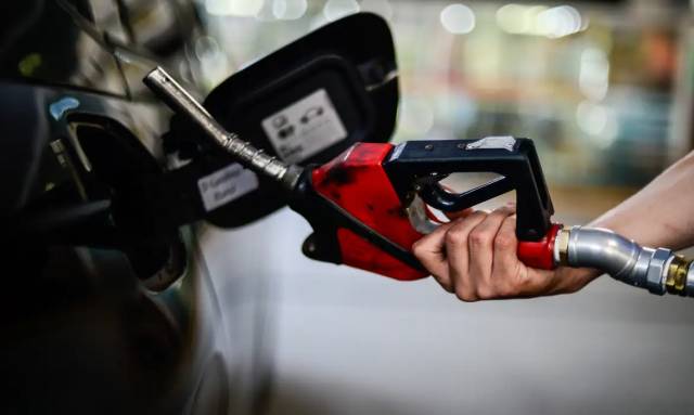 Petrobras reduz preço do diesel às distribuidoras amanhã