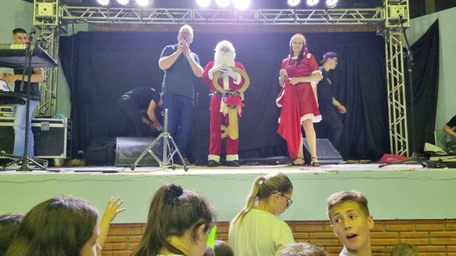 Em festa de abertura do Natal Prefeito Gilberto entrega a chave da cidade para o Papai Noel