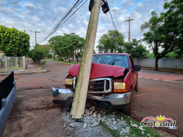 Casal de jovens fica ferido após caminhonete atingir poste no Centro de Três de Maio