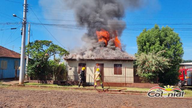 Residência é destruída por incêndio no bairro São Francisco em Três de Maio