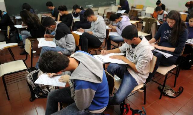 Pagamento de bolsa para alunos do Ensino Médio deve iniciar em março