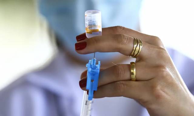 Vacinação contra covid-19 ganha nova estratégia para 2024