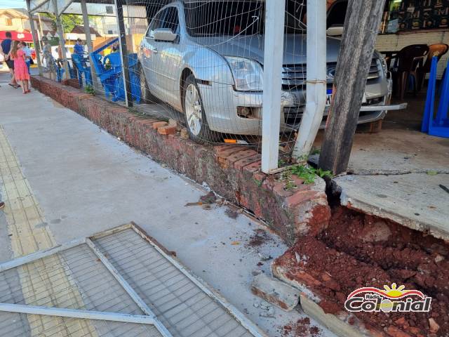 Veículo invade ambiente de uma lancheria no Centro de Três de Maio