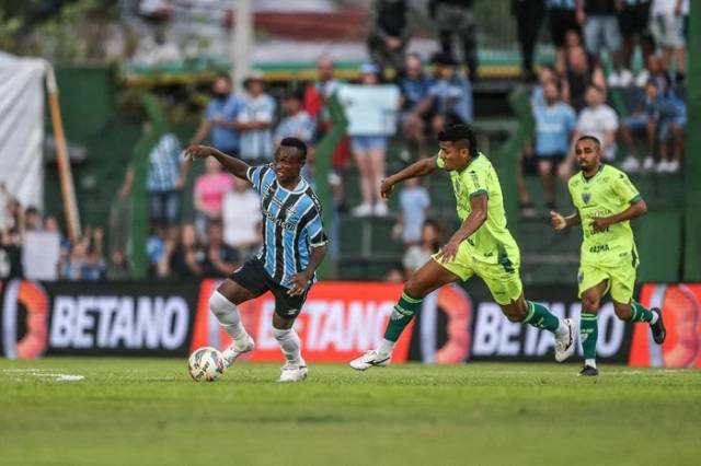 Grêmio vence o Avenida e segue na liderança do Gauchão
