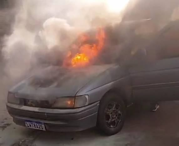 Veículo pega fogo na Av. Santa Rosa em Três de Maio