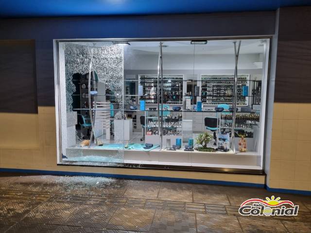 Ladrão quebra vitrine de ótica e relojoaria para roubar, no Centro de Três de Maio