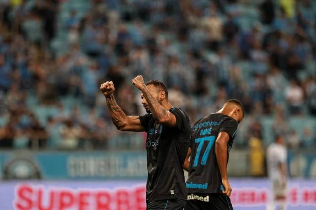 Grêmio vence a quinta seguida e garante a permanência como líder do Gauchão
