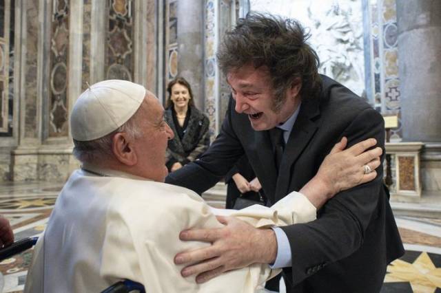 Papa Francisco e Milei se abraçam no Vaticano