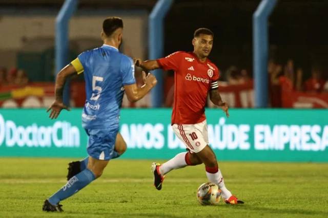 Inter vira sobre o Novo Hamburgo e chega ao Gre-Nal na liderança do Gauchão