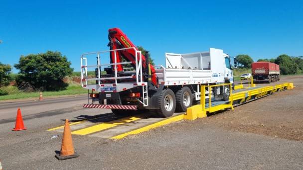 Balança para pesagem de veículos de carga volta a funcionar na ERS-342, em Cruz Alta