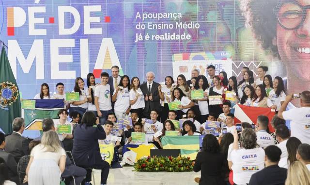 Evento no Palácio do Planalto marca início de pagamentos do Pé-de-Meia