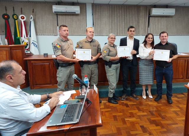 Vereadores homenageiam policiais militares por bravura