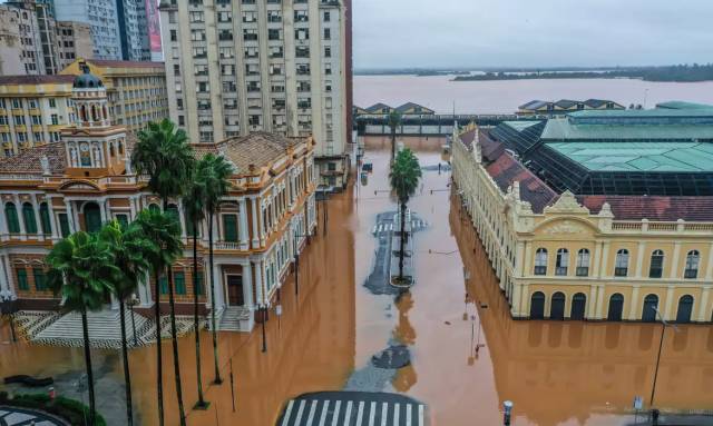 Van com pacientes, que ficou cinco dias em Porto Alegre, está retornando a Três de Maio