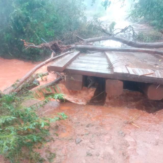 Prefeitura realiza operação emergencial para recuperar acessos no interior