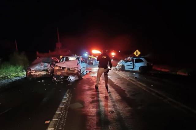 Duas pessoas morrem em colisão entre três carros em Santo Cristo