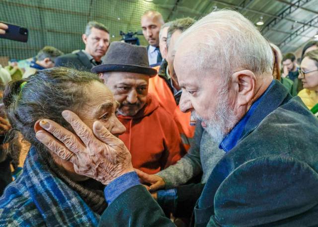 Governo federal anuncia Pix de R$ 5,1 mil para famílias atingidas pelas enchentes