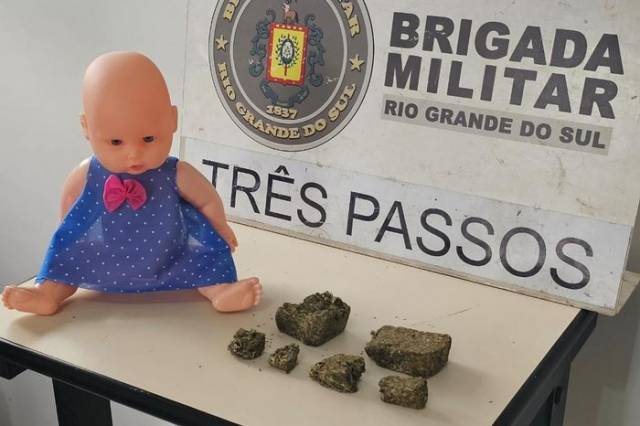 Mulher é presa com maconha dentro de uma boneca em Três Passos