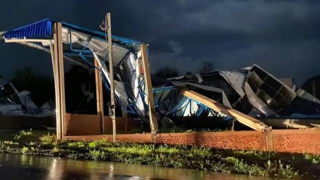 Temporal provoca destelhamentos e derruba árvores e postes em São Luiz Congaza