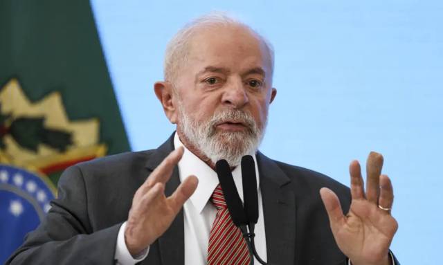 Lula diz que ele e o povo brasileiro amam inflação baixa
