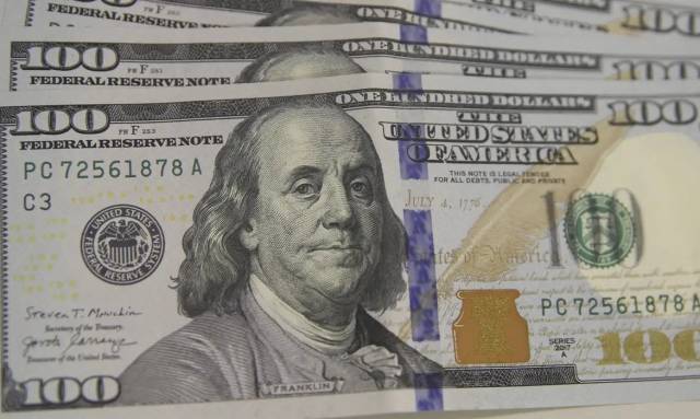 Dólar tem terceira alta seguida e fecha em R$ 5,66,