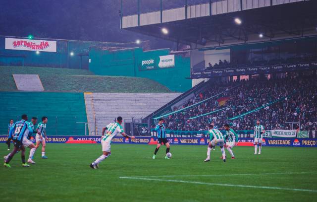 Grêmio leva 3 do Juventude, com direito a olé