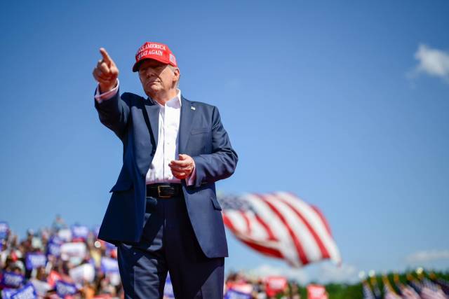 Donald Trump sofre tentativa de assassinato durante comício