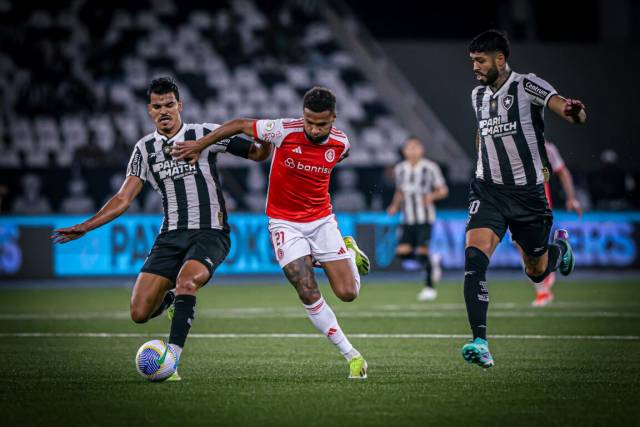 Inter perde para o líder Botafogo por 1x0 na estreia de Roger Machado