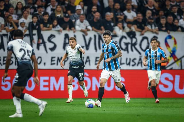 Grêmio sai na frente do Corinthians duas vezes, mas fica no empate
