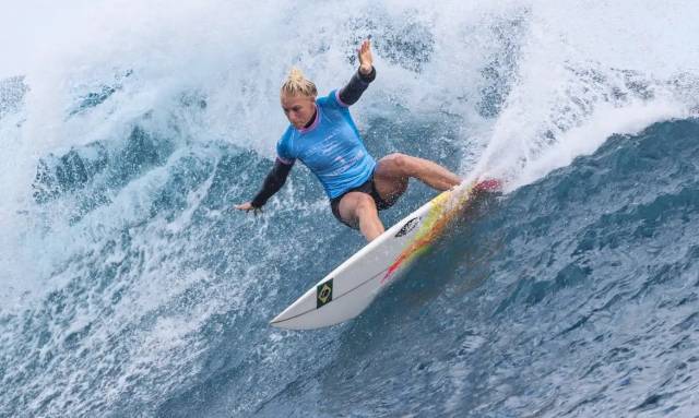 Gaúcha Tati Weston-Webb conquista prata no surfe feminino