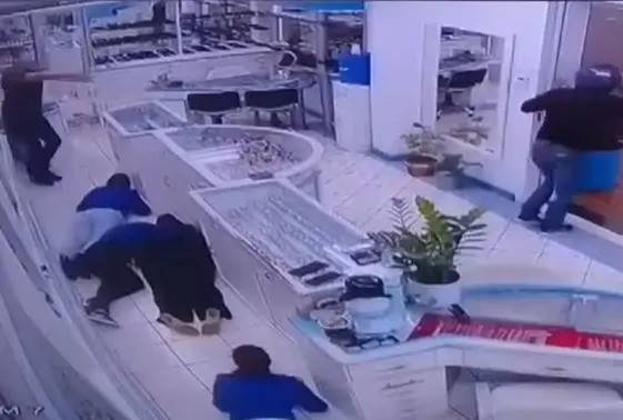 Tentativa de assalto à relojoaria deixa um ferido e outro é preso