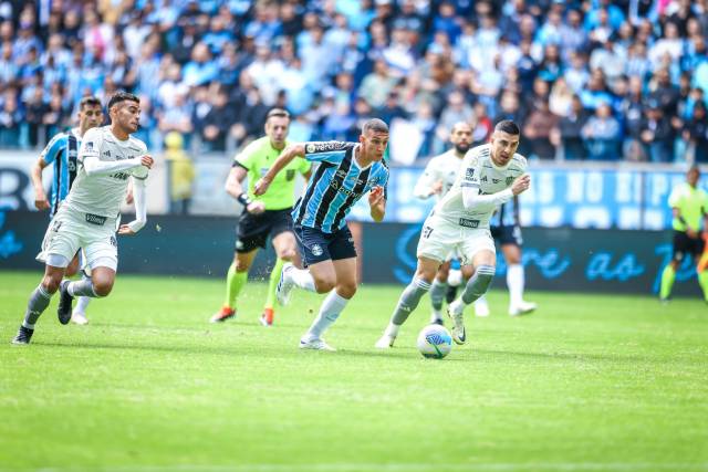 Na volta à Arena, Grêmio leva virada frustrante do Atlético-MG