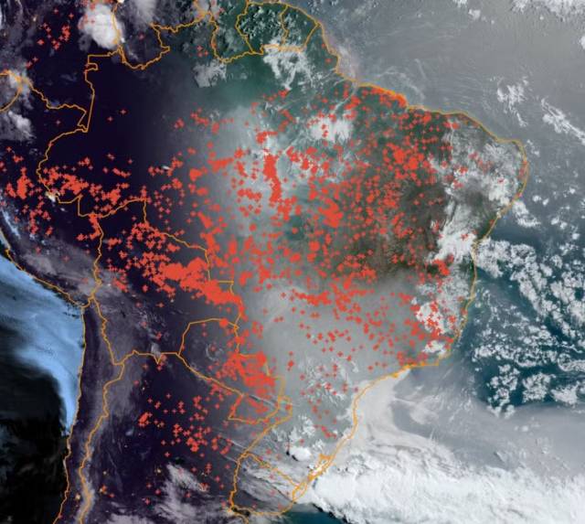 Fumaça de incêndios cobre 60% do Brasil