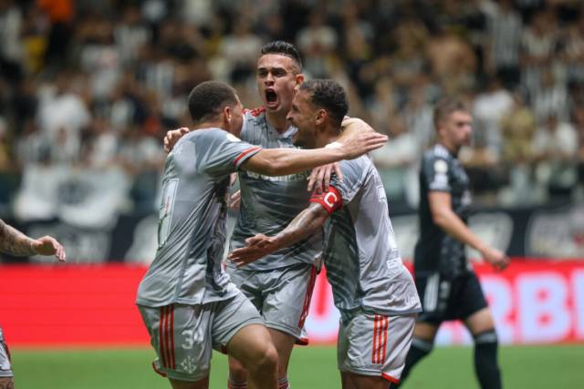 Inter vence Atlético-MG e se aproxima do G-4