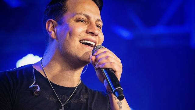 Vocalista da banda Os Atuais fica ferido em acidente
