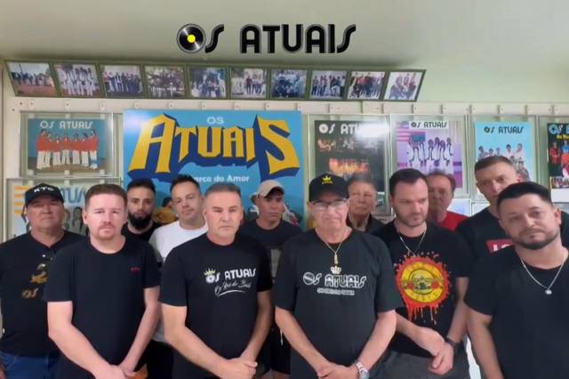 Pino volta aos palcos após acidente com o atual vocalista de Os Atuais