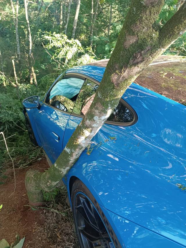 Porsche avaliado em R$ 2.2 milhões é encontrado na beira de rodovia em Catuípe