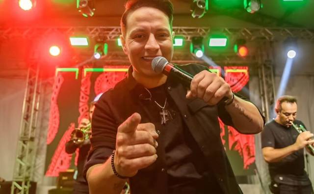 Cantor Paulinho Dill recupera a consciência na UTI