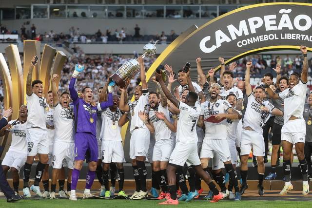 Botafogo supera expulsão relâmpago e conquista Libertadores inédita