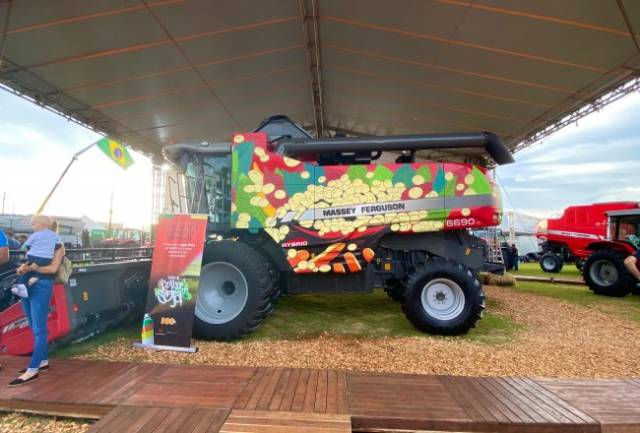 Artista visual faz pintura especial em colheitadeira Massey