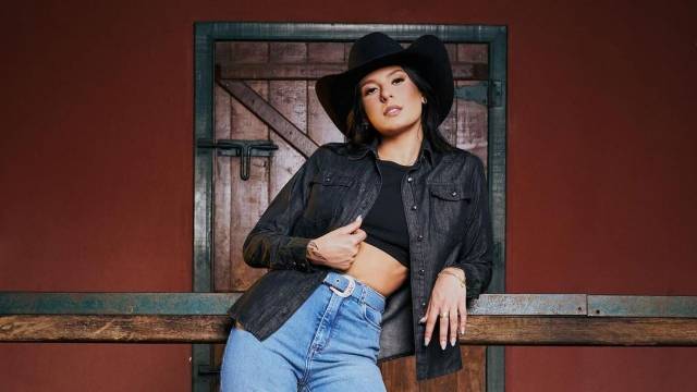 Ana Castela se apresenta na noite deste domingo na Fenasoja