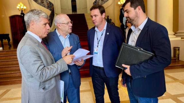 Covatti entrega ofício a ministro pedindo atenção para a estiagem no RS