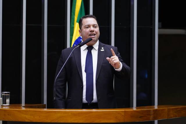 Deputados de oposição assinam requerimento de impeachment de Lula