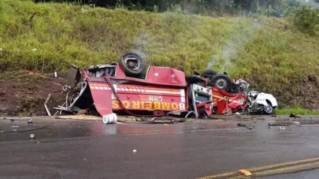 Cinco pessoas morrem em acidente com caminhão dos bombeiros