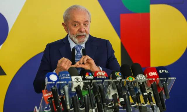 Lula diz que Petrobras é quem decide reajuste dos combustíveis e não ele