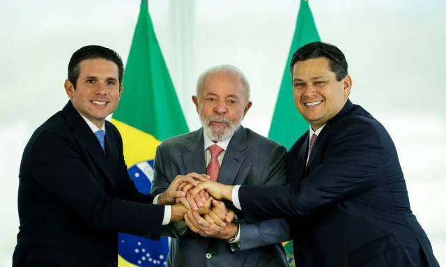 Sou amigo dos dois, diz Lula sobre novos presidentes do Legislativo